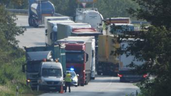 Zurzeit ist die B205 in Neumünster zwischen Altonaer Straße und A7 nach einem Unfall voll gesperrt. Der Verkehr wird umgeleitet.