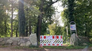 Seit Anfang Juni gibt es hier kein Durchkommen. Der Schlosspark in Raben Steinfeld ist und bleibt gesperrt.