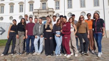 Natürlich stand für die deutsch-spanische Schülergruppe mit den Lehrerinnen (v.r.) Ute Rathmann, Ester Martinez und Laura Romero auch ein Besuch von Schloss Gottorf auf dem Programm.