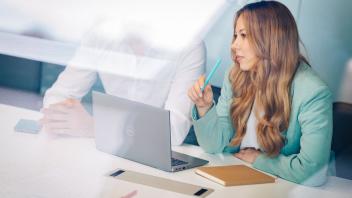 Eine Person am Arbeitsplatz