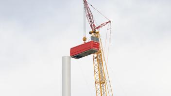 Fortschritt beim Bau des Windpark in Stemwede-Tiefenriede. Das erste Windrad wird montiert