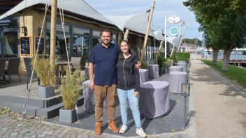 Michel und Maria Helmchen vom Restaurant „Tauwerk“ in Kappeln haben eine Lösung für das Personalproblem gefunden, die aber nicht überall funktioniert.