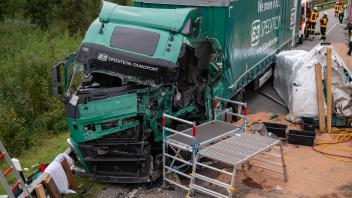 Das Führerhaus des Lkw war im vorderen linken Bereich völlig verformt, der Fahrer schwer eingeklemmt.