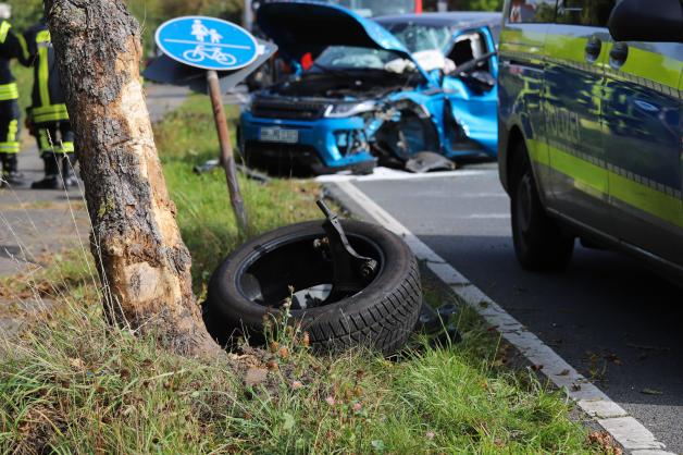 Schwerer Unfall: Landrover kracht in Ellerhoop gegen Baum