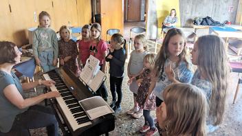 Begleitet von Monja Uhde: Am E-Piano lernen die Notenhüpfer in der Seckenhauser Kirche einen breiten Mix an Liedern.