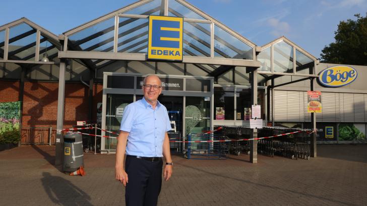 Noch ist der Eingang verbarrikadiert. Montag will Jörg Steffens, Inhaber Edeka Böge, wieder öffnen.