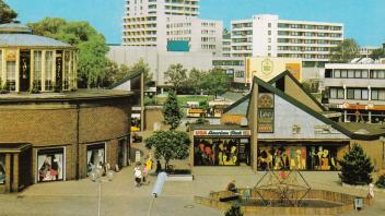 Die Pavillons des Delme-Zentrums prägten neben der Markthalle von 1973 bis 2003 das Bild des Marktplatzes. So ganz warm wurden die Delmenhorster mit ihnen nie.