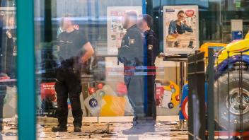 Teile des Einkaufszentrums sind verwüstet. Die Polizei sichert am Morgen die Spuren der Tat.