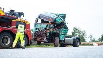 Der Lkw war gegen ein tonnenschweres Maschinenbauteil gekracht, das ein anderer Sattelschlepper verloren hatte.
