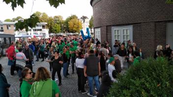 Die Schulentwicklung in Delmenhorst beherrschte die jüngste Debatte im Stadtrat. Vor der Sitzung versammelten sich zahlreiche Schüler, Lehrkräfte und 