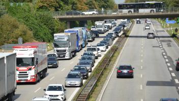 Ein Bild, an das sich Autofahrer gewöhnen müssen: Auf der A23 bei Pinneberg staut sich der Verkehr in Richtung Hamburg.