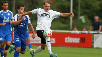 Leon Apitz (re.) hat für seinen Eckernförder SV mittlerweile drei Saisontore erzielt und ist derzeit in guter Form. Kann er auch gegen die schlechteste Abwehr der Liga vom VfR Neumünster am Sonntag treffen?