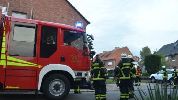 Fahrzeuge und Einsatzkräfte vor dem Gebäude.