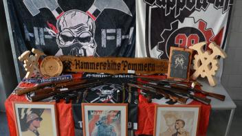 Asservate der Durchsuchungen bei "Hammerskins Deutschland" in MV.