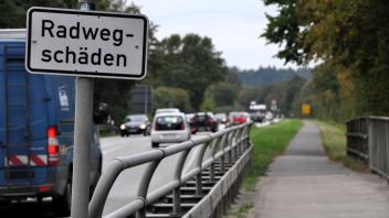 Ein Hinweisschild an der B76 zwischen Altenhof und Neudorf-Bornstein deutet es schon an: „Radwegschäden“. Der LBV will diese Schäden nun ausbessern. Die Arbeiten werden mehrere Wochen in Anspruch nehmen.