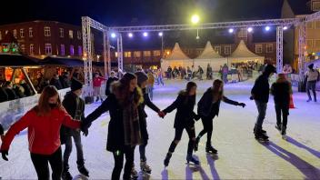 Kufenspaß mitten in der Rendsburger Innenstadt. Die Eisbahn auf dem Schiffbrückenplatz macht es möglich. 