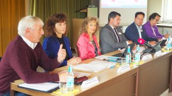 Verwaltungsleiter geben Pressekonferenz