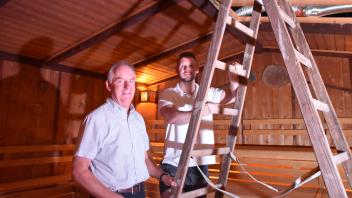 haben im Renovierungsendspurt noch jede Menge zu erledigen: Saunahuus-Geschäftsführer Rainer Lange (li.) und Teamleiter Sauna Tobias Held in der „Backhuus“-Sauna.