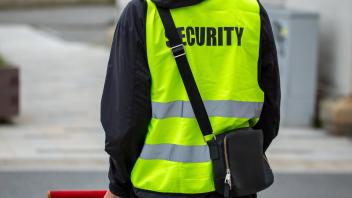 Security-Mitarbeiter sichert eine Veranstaltung *** Security employee secures an event Copyright: xx