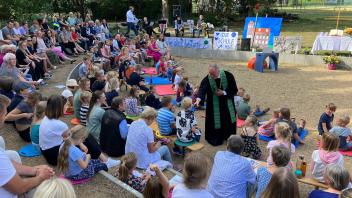 Bischof Tilmann Jeremias gestaltet seine Predigt gemeinsam mit den Kindern