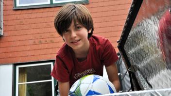 Frederik (10) aus Bünsdorf durfte als eines der ersten Kinder einen Blick in die Metalltruhe wagen. 