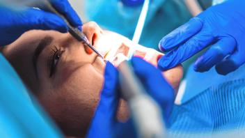Zahnarzt behandelt einen jungen Patienten.