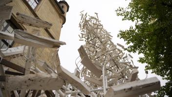 Kunstinstallation „forx. pitchforks for peace“ ist nun fertig.