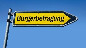 Wegweiser mit Bürgerbefragung Wegweiser mit Bürgerbefragung, 17.08.2023, Borkwalde, Brandenburg, In einem Wegweiser steh