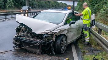 Der Seat Leon wird gerade geborgen. Er hat nur noch Schrottwert