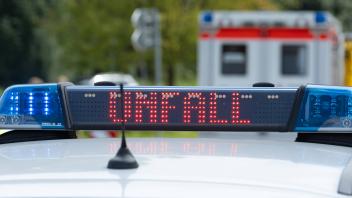 Melle, Deutschland 02. September 2023: Ein Einsatzfahrzeug, Streifenwagen, der Polizei steht mit Blaulicht und dem Schri