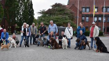 Etwa 30 Hundebesitzer warteten mehr als zwei Stunden auf das Ergebnis der Ausschusssitzung zur Freilaufzone für Hunde in Büdelsdorf. Und waren am Ende mit dem Ergebnis sehr zufrieden.
