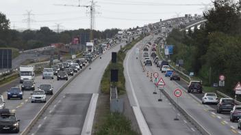 Ferienstau in Schleswig-Holstein: Besonders betroffen war der Abschnitt der A7 zwischen Warder und Büdelsdorf, hier der Blick in Richtung Süden auf die Rader Hochbrücke.