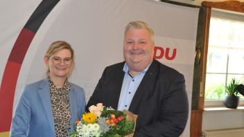Die Blumen überreichte die unterlegene Lara Evers an den Wahlgewinner Holger Cosse