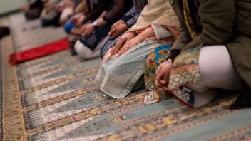 Zusammenkunft gläubiger Muslime zum Gebet und zum gemeinsamen Essen anlässlich des Festes des Fastenbrechens Eid al-Fitr