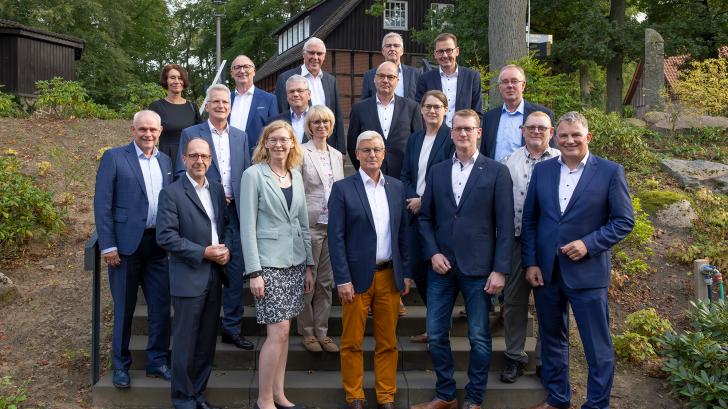 Der neue Aufsichtsrat der Volksbank Oldenburg-Land Delmenhorst mit den Vorständen: Führende Köpfe in dem Gremium sind Aufsichtsratsvorsitzender Ralf Oltmann (vorne, 2. von rechts), der stellvertretende Vorsitzende Ralf Guttmann (vorne, Mitte) und der stellvertretende Vorsitzende Dr. Henning Behrens (hinten, Mitte).