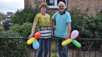 Als Erkennungszeichen für den Dorfflohmarkt in Groß Laasch sollen an die Zäune Luftballons gehängt werden. Margrit und Heino Kühl sind schon gut vorbereitet.