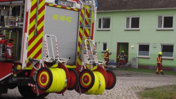 Ein Mehrfamilienhaus in Uetersen war Ausgangspunkt eines Feuerwehreinsatzes. Ein Alarmknopf wurde versehentlich gedrückt.