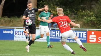 Schlüsselszene: HSC-Torhüter Julian Schillke kommt gegen Wilsters dreifachen Torschützen Tobias Wirtz zu spät und kassiert die Rote Karte.