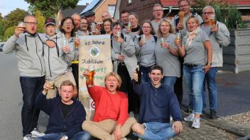 Die Flaschenbierbruderschaft ist 40 Jahre alt geworden. In Eckernförde wurde gefeiert. Und es wurden drei neue Mitglieder (vorne sitzend) aufgenommen. 