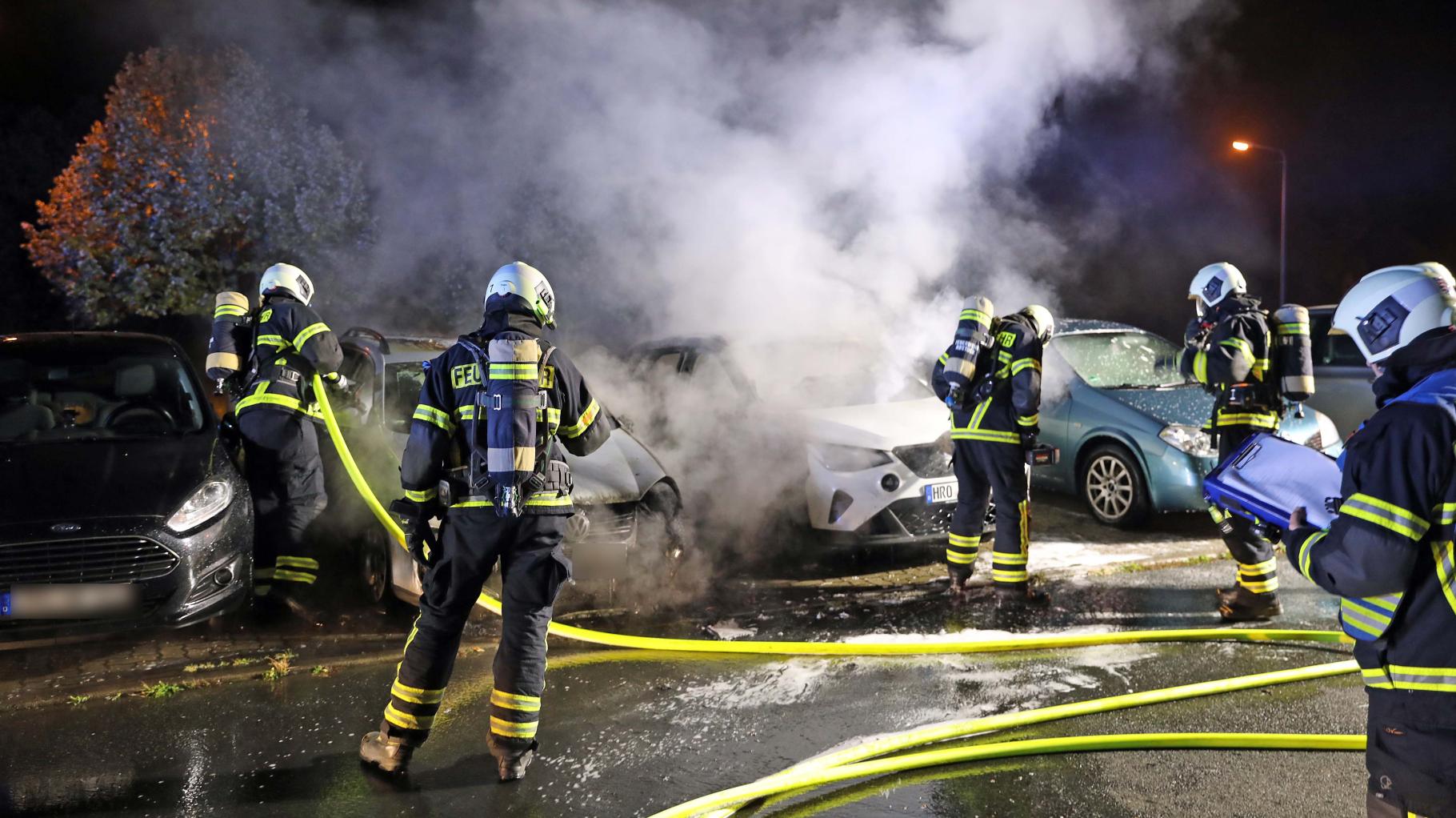 Erneut Brandstifter unterwegs – vier Autos in Toitenwinkel in Flammen