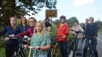 Für Kinder besonders gefährlich und mit dem Rad kaum zu benutzen: die Straße von  Hollingstedt nach Treia. Darauf weisen u.a. Ulrike Jansen, Fenja Schlott, Jan Schlüter, Iris  Nissen und Sigurd Gravemeyer hin
