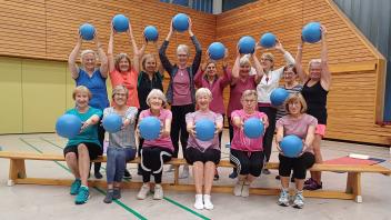 Seit 40 Jahren leitet Beate Brandt (vorne in der Mitte) die Gymnastikgruppe für Frauen in Schülp bei Nortorf. Die Sportlerinnen freuen sich über das Engagement der 72-Jährigen.