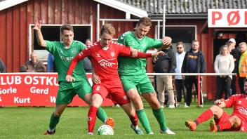 m. (5) Tammo Rades | Slesvig IF- TIF Stjernen Flensborg | l. (17) Denny Pawlowski , r. (34) Justus Jeß2023-09-30sieg-fotografie - 