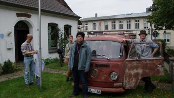 Auch das ist Pfadfinderleben: Gemeinsam einen alten VW-Bulli aufzuarbeiten bringt Spaß und man lernt handwerkliche Fähigkeiten, (von links) Timo Clasen, Janne Rohn, Marc Kilian Harstel und Nick Heimann.