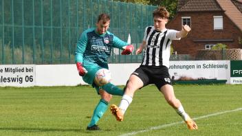 r. (30) Mattis Torben Pieper | Schleswig 06 - TSB Flensburg II |  l. (1) Rico Nommensen2023-09-29sieg-fotografie - r. (30) Mattis Torben Pieper blockt den Schuss l. (1) Rico Nommensen, kann es ab nicht ausnutzen