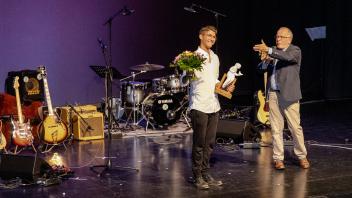 Nachwuchsmusiker Kjell Kitzing aus Bargteheide nimmt den begehrten Jazzförderpreis von Wolfgang Röttgers (Vorsitzender des Kulturforums Schleswig-Holstein) entgegen.