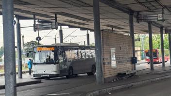 Warten auf den Schienenersatzverkehr in Bad Oldesloe am ZOB - nur wenige Busse fuhren