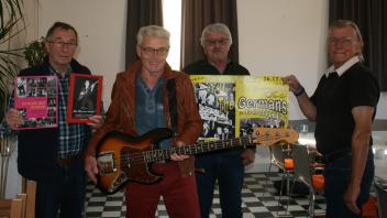 Rock-Fan Heins Sürstedt (v.l.) mit Herbert Küster von den Yankees, Jochen Wollnick von den Beathovens und Zeitzeuge und Begleiter der Bobbies.  