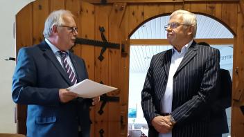 Heinz Haller (r.) wird beim Waabser Gemeindeempfang 2023 für sein ehrenamtliches Engagement von Bürgermeister Udo Steinacker geehrt.