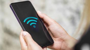 Close up Telefon Hände mit wifi Symbol *** Close up Phone Hands with Wifi symbol Copyright: imageBROKER/OleksandrxLatkun
